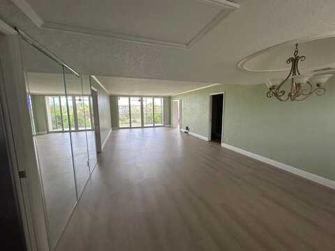 3850 Oaks Clubhouse Dr, Pompano Beach, FL 33069