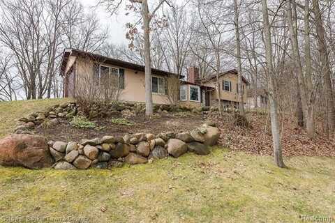 1289 TRACILEE Drive, Howell, MI 48843
