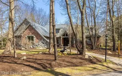 9316 LAKEBLUFF Drive, Clarkston, MI 48348