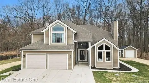 8155 Sheraton Park Drive, Fenton, MI 48430
