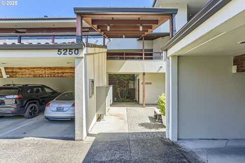 5250 S LANDING DR, Portland, OR 97239