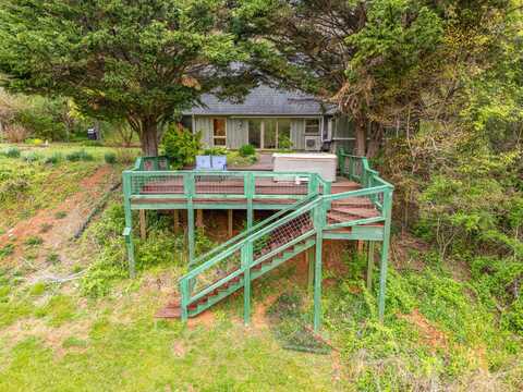 1053 Thomas Farm RD SE, Floyd, VA 24091