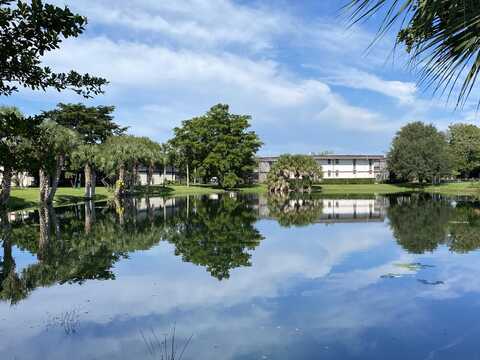 7 Greenway Village N, Royal Palm Beach, FL 33411