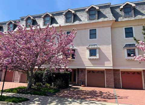 2 S Clermont Ave, Margate City, NJ 08402