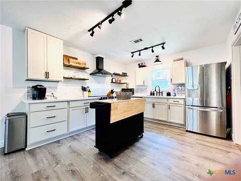 613 E 5th Street, Cameron, TX 76520
