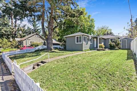 858 E 9th Street, Medford, OR 97504
