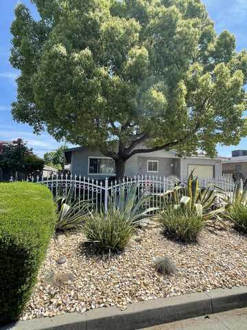 538 S Santa Clara Street, Tulare, CA 93274