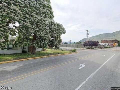 Loretta, CHELAN, WA 98816