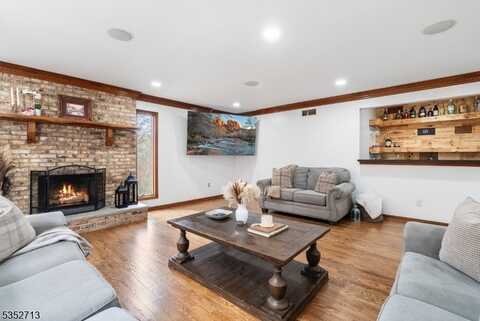 90 Bald Eagle Rd, Allamuchy, NJ 07840
