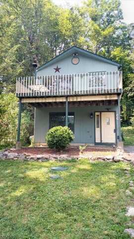 83 Lakeside Dr, Vernon, NJ 07461