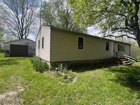 303 1st Street, Walshville, IL 62091