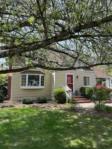 541 Peters Boulevard, Brightwaters, NY 11718