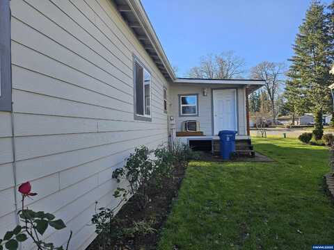 4 Hemlock Cir, Woodburn, OR 97071