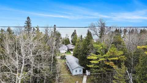 821 Lakeside Drive, Mackinaw City, MI 49701