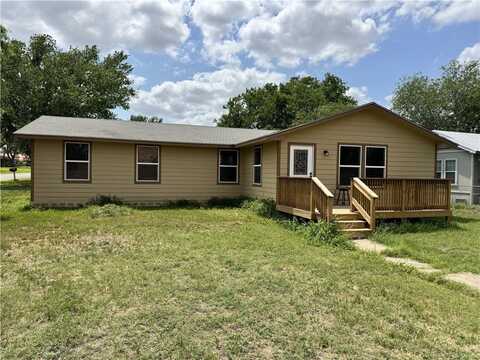 601 Mesquite Street, George West, TX 78022