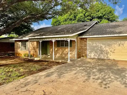 107 Crestwood Dr, Fredericksburg, TX 78624