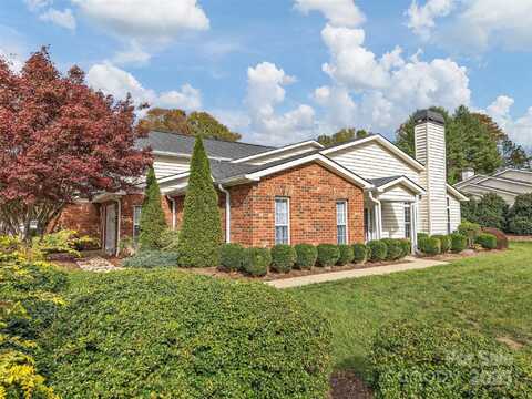 34 Lake Pointe Circle, Hendersonville, NC 28792