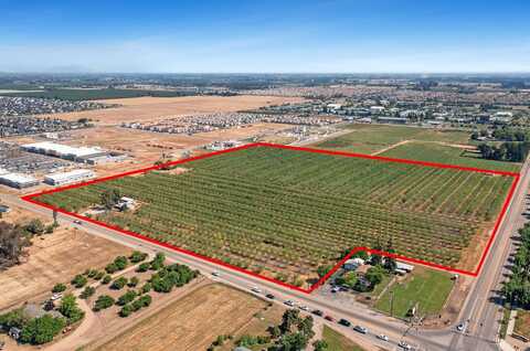 8175 Shaw Avenue E, Clovis, CA 93619