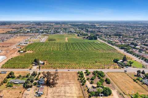 8175 Shaw Avenue E, Clovis, CA 93619