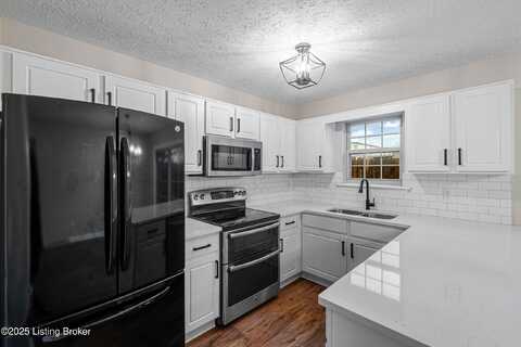 8370 Grand Trevi Dr, Louisville, KY 40228