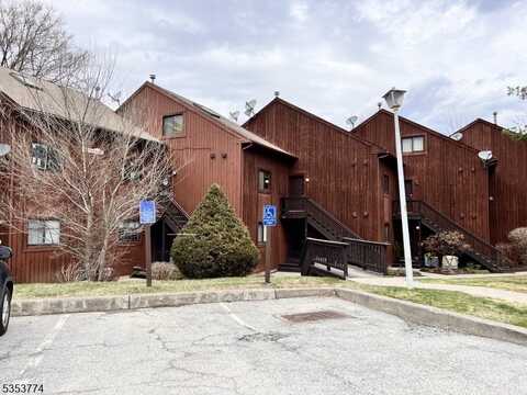2 Falkenstein Dr, Vernon, NJ 07462