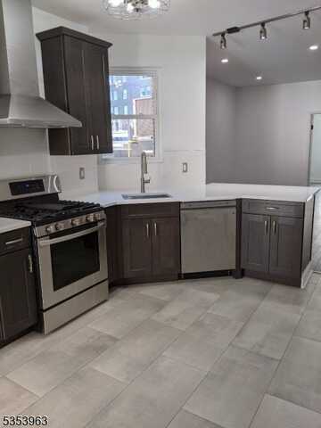 5 Warren St, Newark, NJ 07102