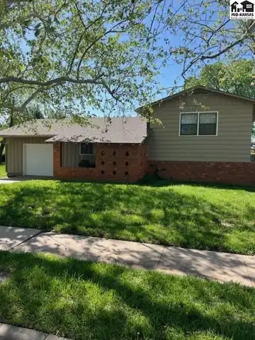 78 Eastwood Dr, Hutchinson, KS 67502