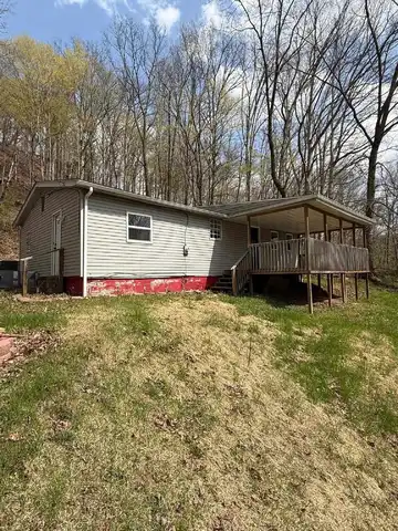 4453 8th Street Road, Huntington, WV 25701