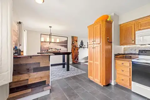 Morris, PEWAUKEE, WI 53072