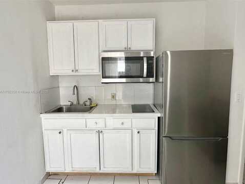 1040 N 73rd Way, Hollywood, FL 33024
