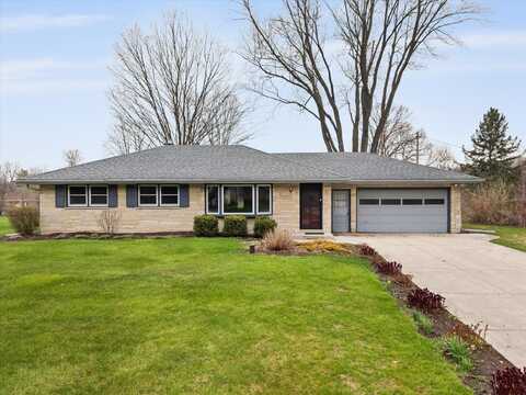 N68w20922 Fairview Dr, Menomonee Falls, WI 53051
