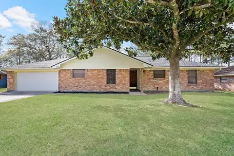 Queens Row, Lumberton, TX 77658