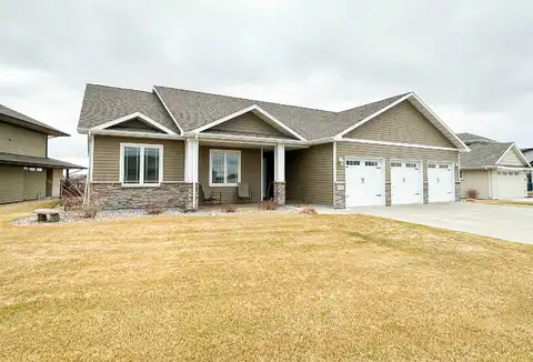 1816 Valley Bluffs Dr, Minot, ND 58701