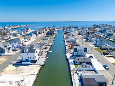 213 Fernwood Drive, Bayville, NJ 08721