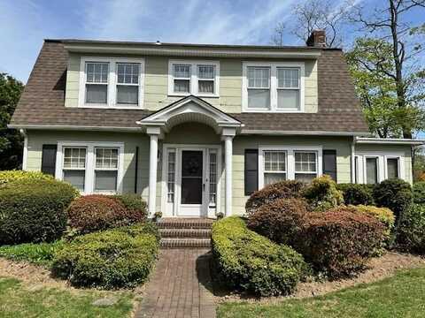 8 Buckingham Place, Manhasset, NY 11030