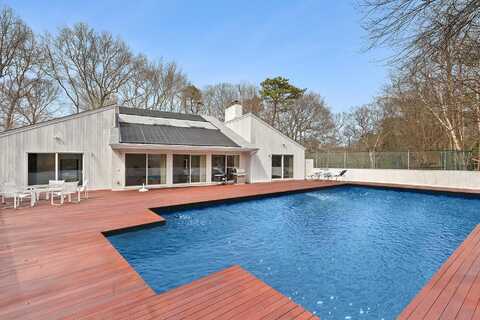 8 Midhampton Court, Quogue, NY 11959