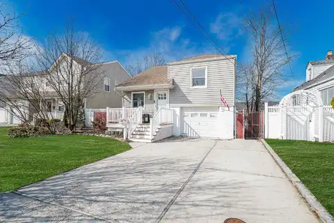 43 Coolidge Avenue, Amity Harbor, NY 11701