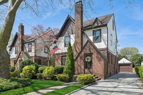86 Roosevelt Street, Garden City, NY 11530