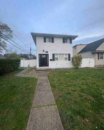 42 Madison Drive, Lindenhurst, NY 11757