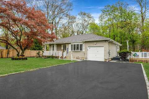 8 Landsberger Street, Yaphank, NY 11980