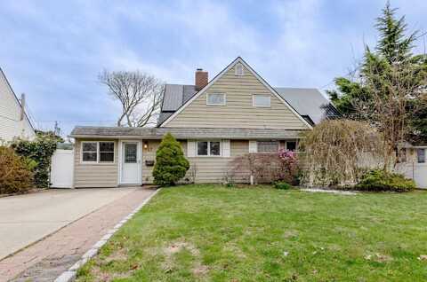 17 Arcadia Lane, Hicksville, NY 11801