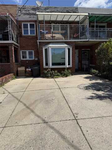 62-23 69th Pl, Middle Village, NY 11379