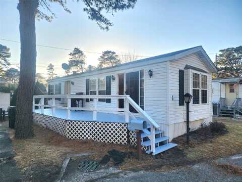 525 Riverleigh Avenue, Riverhead, NY 11901
