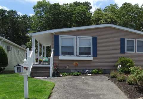 77 Village Circle W, Manorville, NY 11949