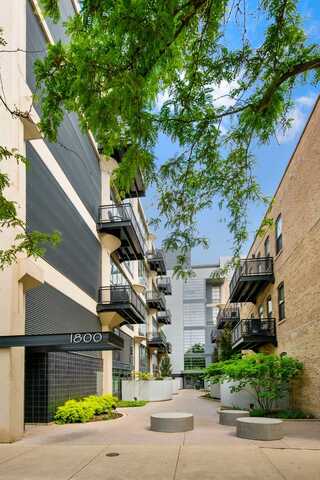 1800 W Grace Street, Chicago, IL 60613