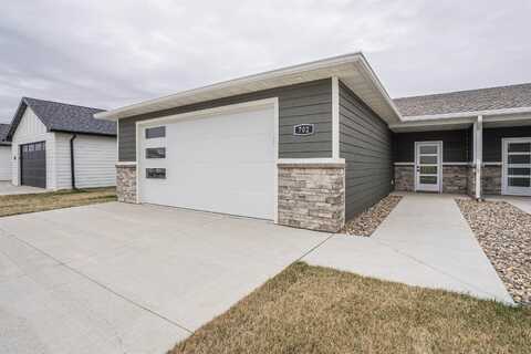 702 17th St SE, Orange City, IA 51041