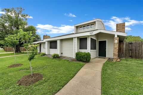 1121 Royalcrest Drive, Arlington, TX 76017