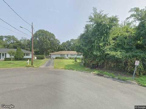 Circle Dr, RIVERHEAD, NY 11901