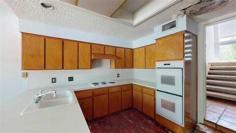 2305 Oak Forest Court, Arlington, TX 76012