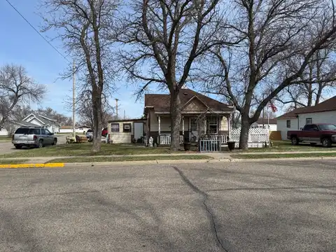 23 7th St N, Wishek, ND 58495